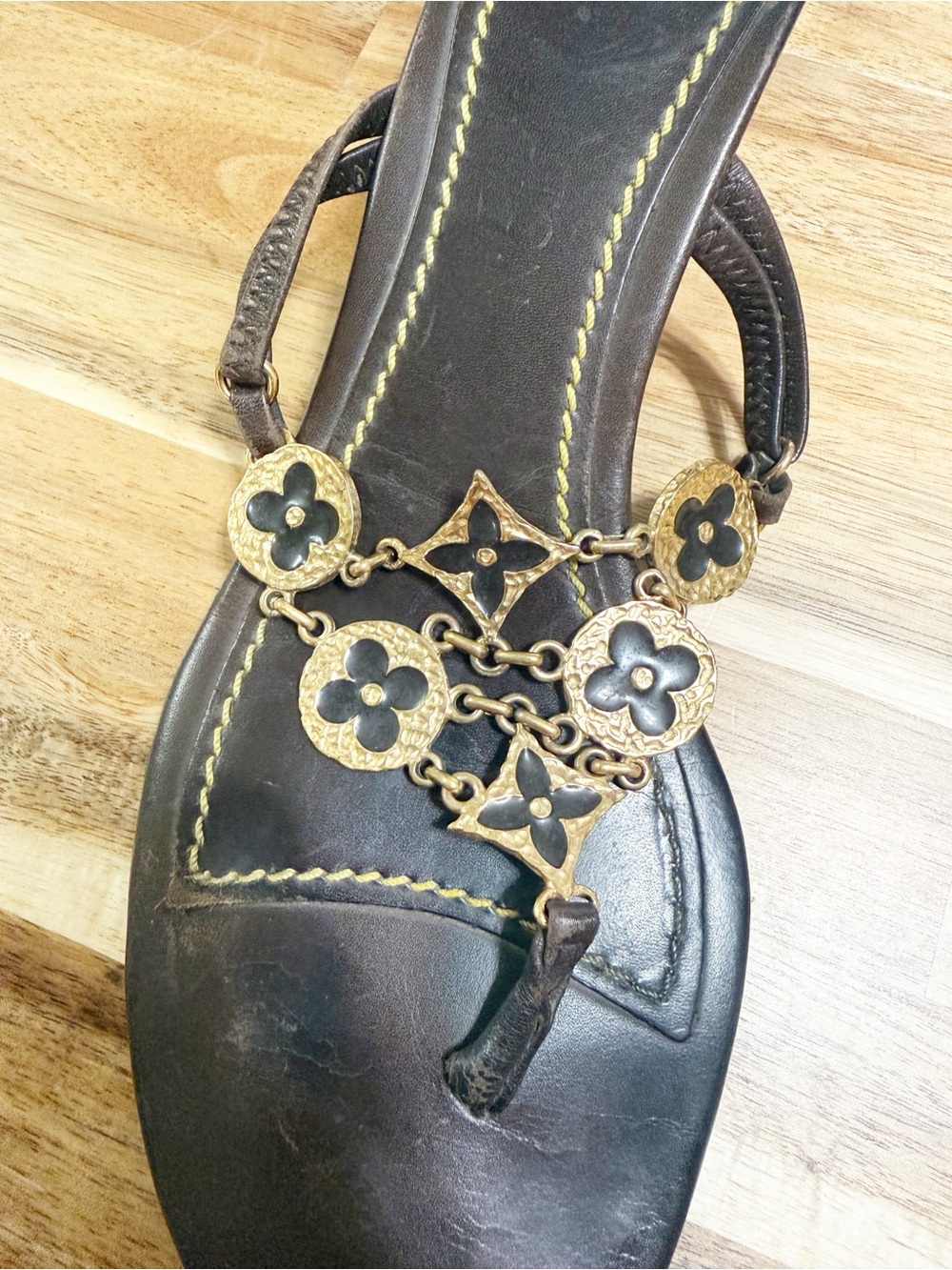 Louis Vuitton Y2K Vintage Brown Leather Gold Coin Quatrefoil Thong Sandals 37.5 - Picture 3 of 11
